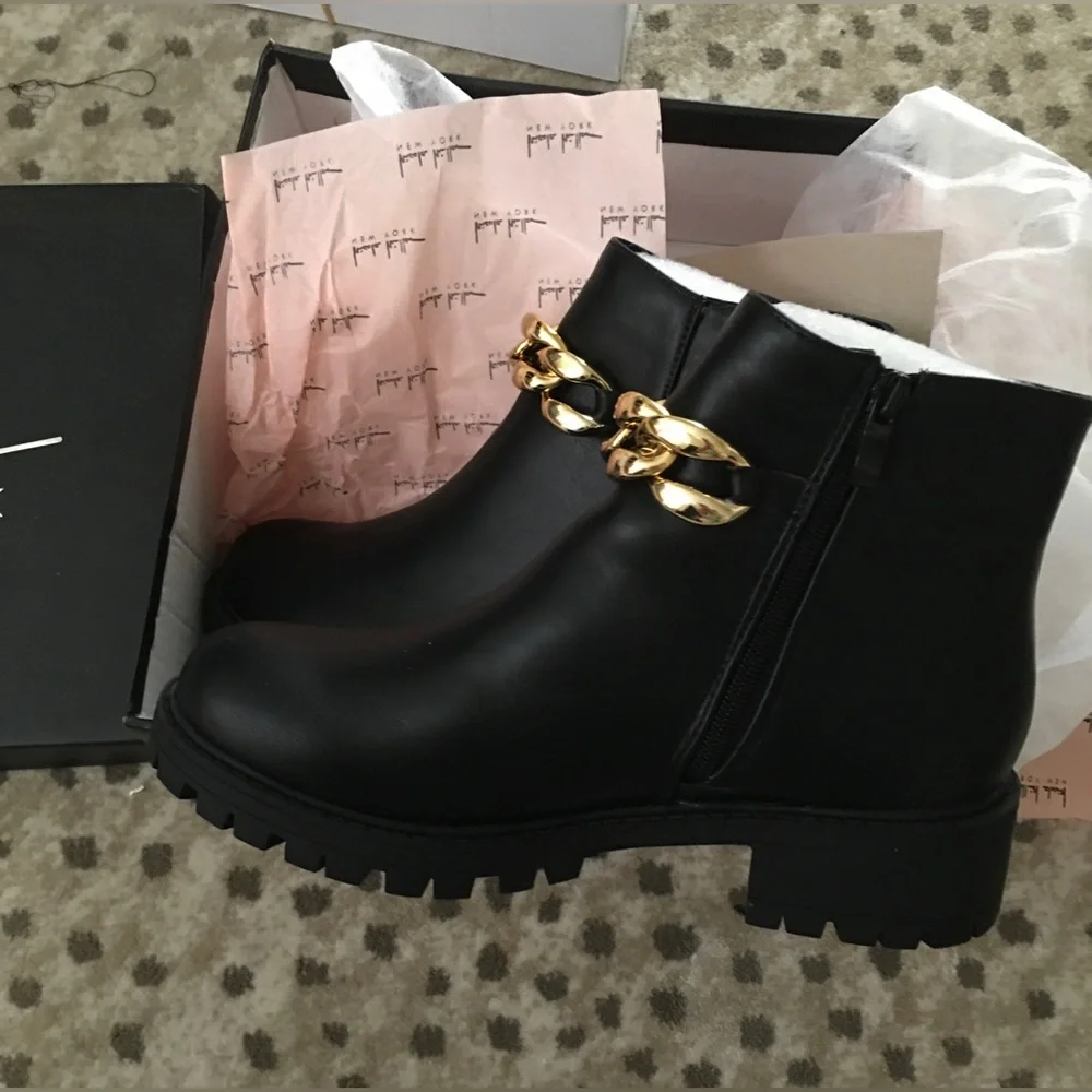 NEW NICOLE MILLER 9M ELLE Gold
Chain Chelsea Booties Boots Lug Sole Zip closure - Picture 2 of 12